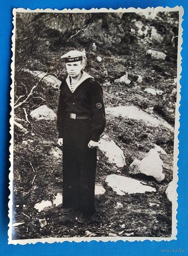 Фото матроса Северного флота. Губа Долгая. 1956 г. 8.5х12 см.