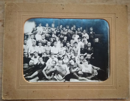Групповое фото слушателей курсов комсомольских работников. 1930 г. На паспарту. 18х24 см.