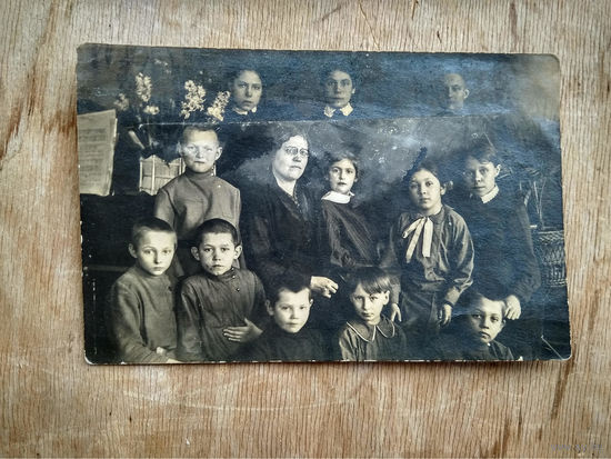 Фото детей с учительницей. 1920-е? 9х14 см