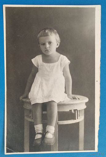 Фото девочки на табурете. 1930-е. 9х13.5 см