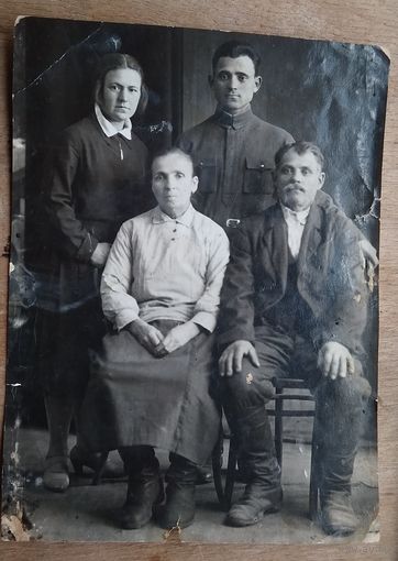 Семейное фото. 1935 г. 8.5х11.5 см.