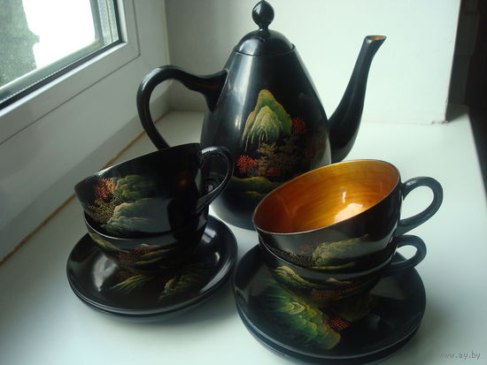 Китайский деревянный лакированный сервиз ручной работы из тикового дерева: чайник с крышкой, 4 чашки и 4 блюдца.