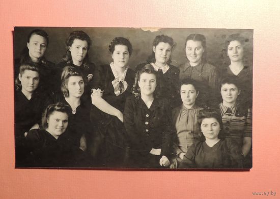 Фото "Жены офицеров воинской части 117 ГБР БМ" Гомель, 1948 г.