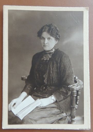 Фото царского периода, до 1917 г., "Дама с книгой"