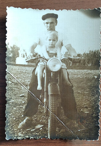 Фото с ребенком на мотоцикле. 8х11 см.