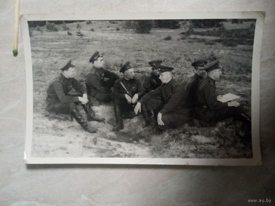 Фотография офицеров ВС СССР в поле. Учения.