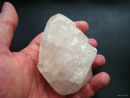 Большой  коллекционный ярко выраженный кристалл. ФЛЮОРИТ 420гр. +- небольшая неточность на весы.