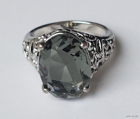 Крупный перстень с большим стеклянным кристаллом под кварц. Размер 19,5