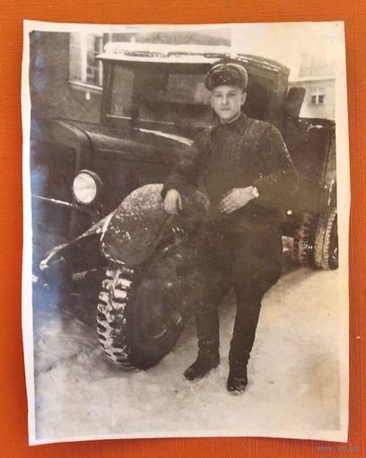Фото солдата у машины. Кенигсберг. 1946 г. 8х10.5 см