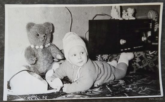 Фото ребенка. Плюшевый мишка. Радиола. 1970 г. 8.5х14 см
