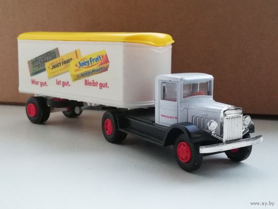 Модель грузовика с изображением брендовых жвачек Juicy Fruit