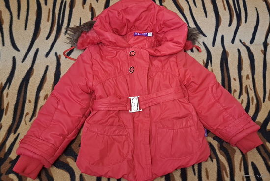 Куртка красная с мехом, капюшоном и воротником стоечкой, р110, б.у