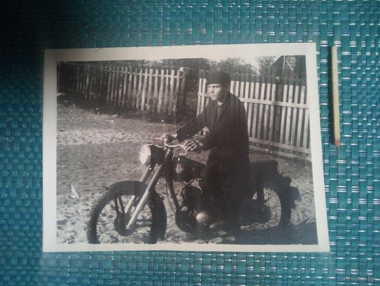 Фотография. Ретро СССР.  Мотоциклист на МИНСКОМ мотоцикле.