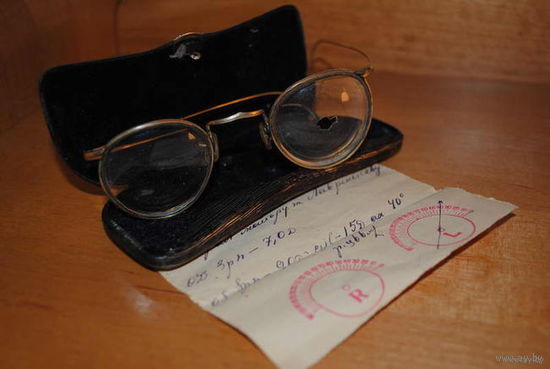 Футляр от старинных очков-30-40-годов 20 века вместе с двумя очками, приблизительно того же периода и с личным рецептом от врача в нагрузку!