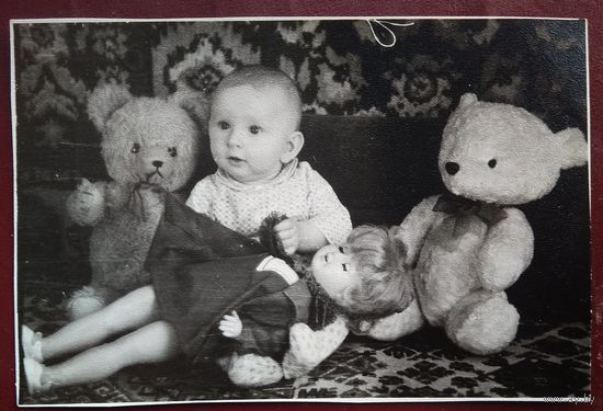 Фото ребенка с игрушками. 8х12 см