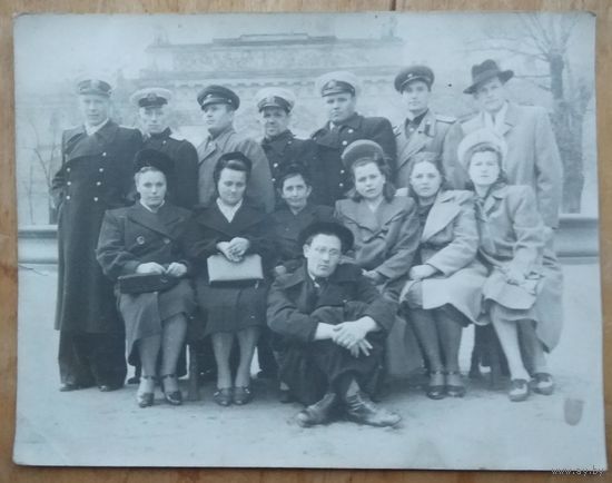 Фото с военными моряками. 1950-е. 13х17 см