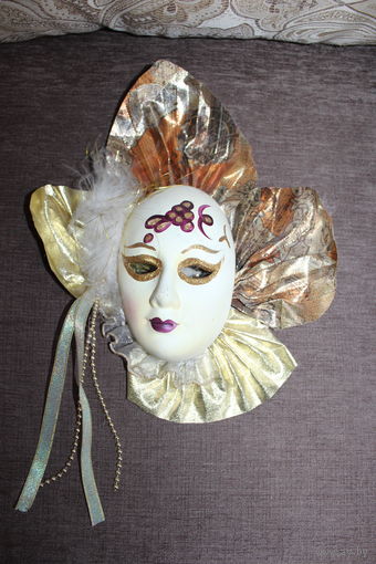 Фарфоровая венецианская маска.