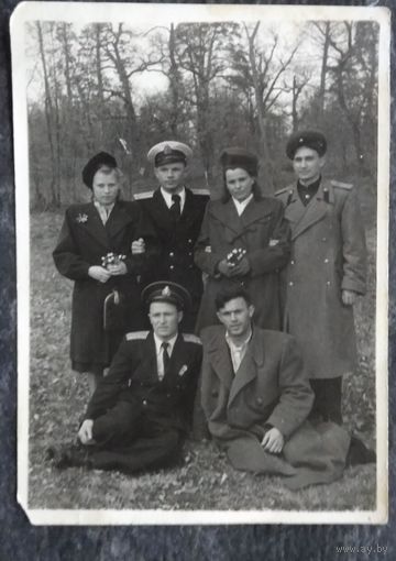 Фото с военными моряками. 1950-е. 8.5х12 см.