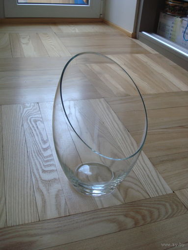 Большая ваза прозрачного стекла  оригинальной формы.
