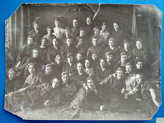 Фото группы молодежи. 1920-е. 17х24 см