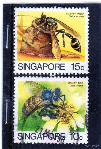Сингапур.  Mi:SG 464,465. Азиатская медовая пчела (Apis javana). Оса Potter  (Delta arcuata). Серия: насекомые. 1985.