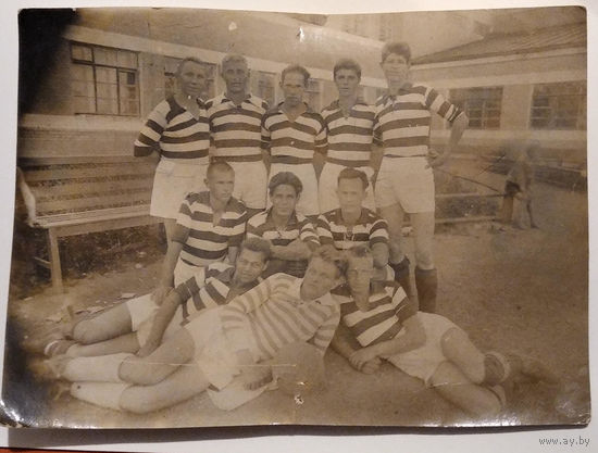 Фото футбольной команды. 1930-е. 12х16 см.