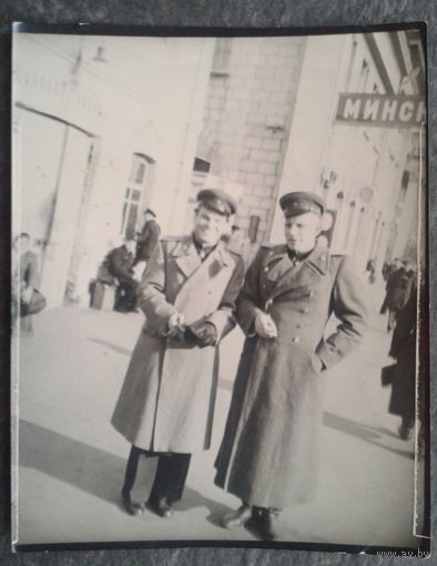 Минск. Фото военных на вокзале. 1950-60-е 9х11 см.