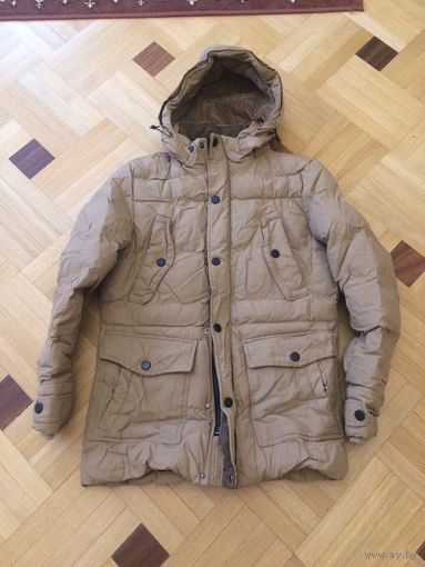 Классная мужская куртка на 44-46-48 размер, зима, достаточно теплая носили зимой. Цвет горчица. Внутри есть резинка, которая не позволяет продувать куртку, капюшон съемный, есть мех. Рукава на манжете