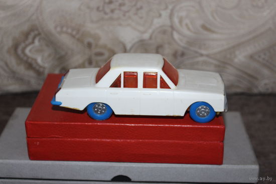 Детская игрушка автомобиль "Волга",  времён СССР, пластик, длина 15 см.