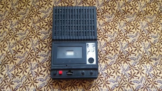 Переносной портативный кассетный магнитофон "Спутник-404"